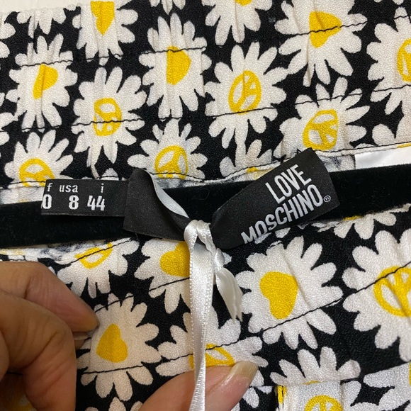 🌺 LOVE MOSCHINO BOTTOMS 🌺 - Picture 3 of 9